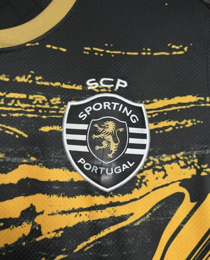 Sporting - Camisola Especial 24/25 HOMENAGEM AOS DOIS BOLA DE OURO FORMADOS NO SPORTING CR7 E FIGO